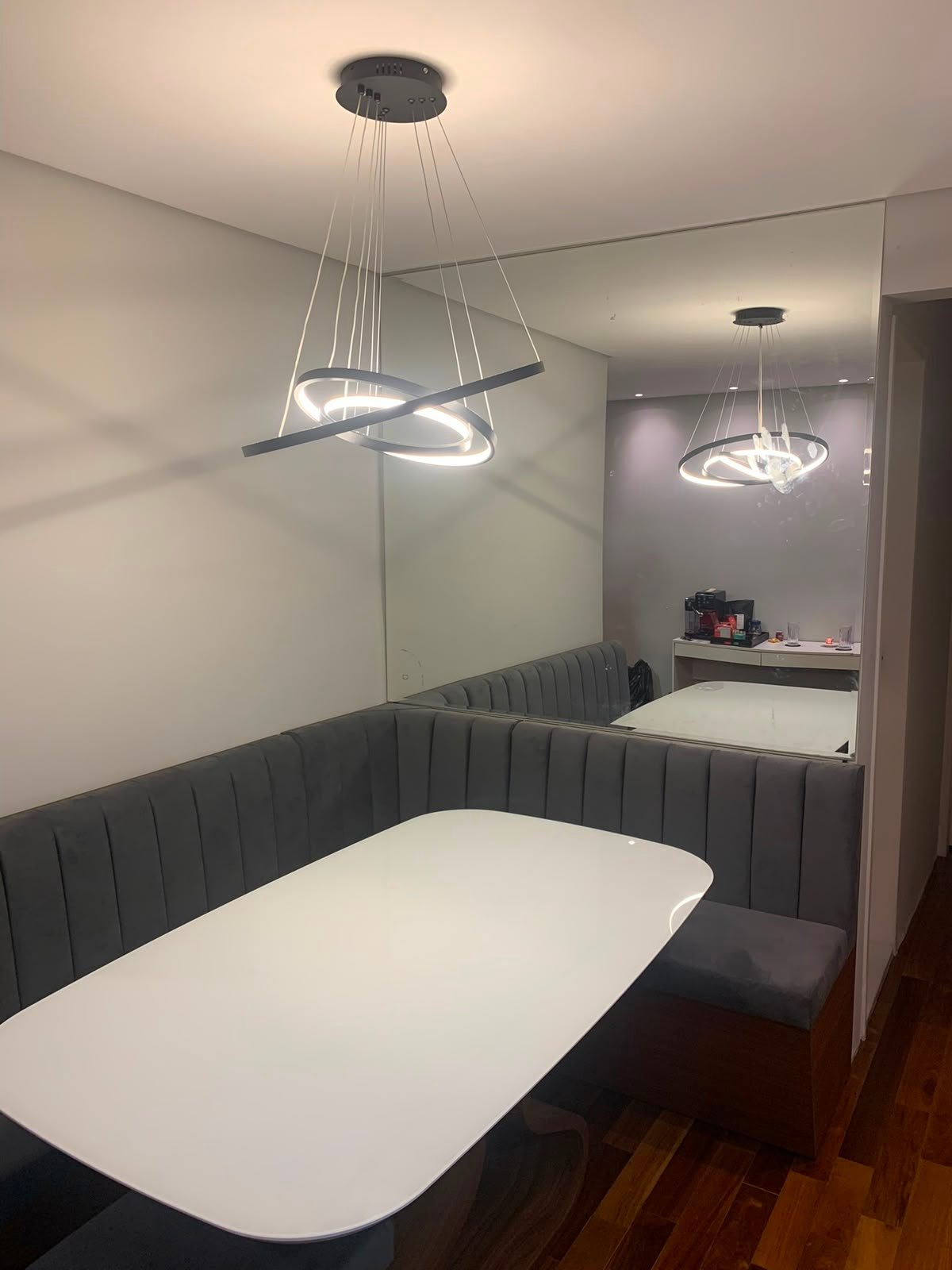 Painel espelhado em sala de jantar