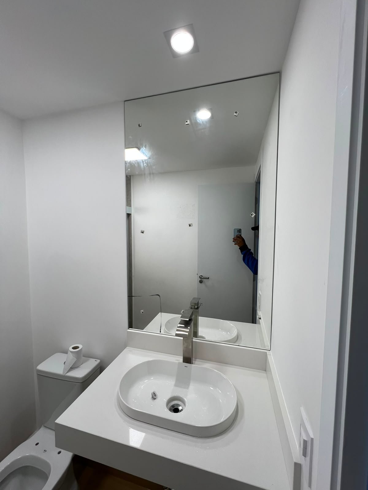 Espelho grande sob medida em lavabo branco