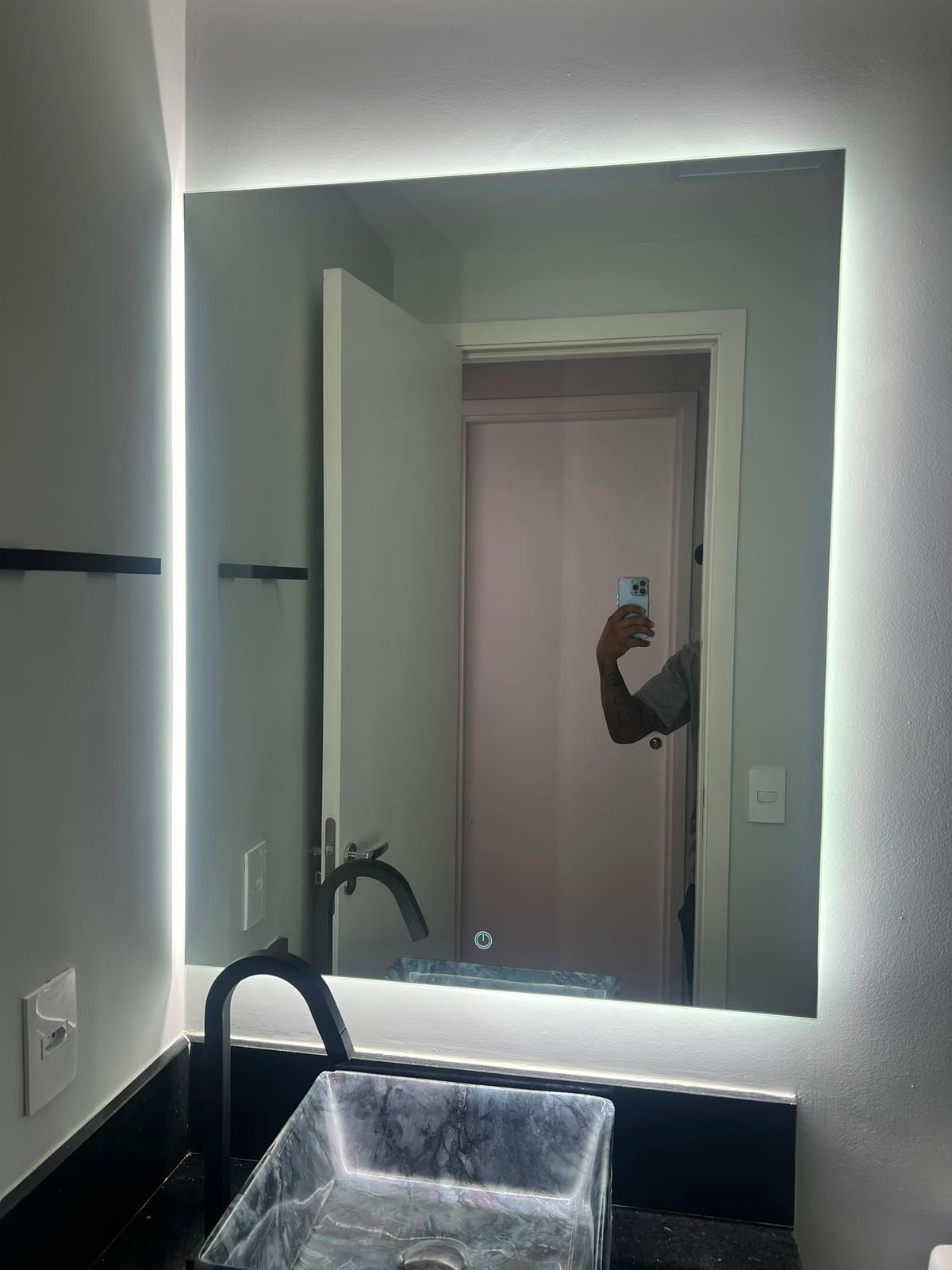 Espelho retangular com LED perimetral em lavabo