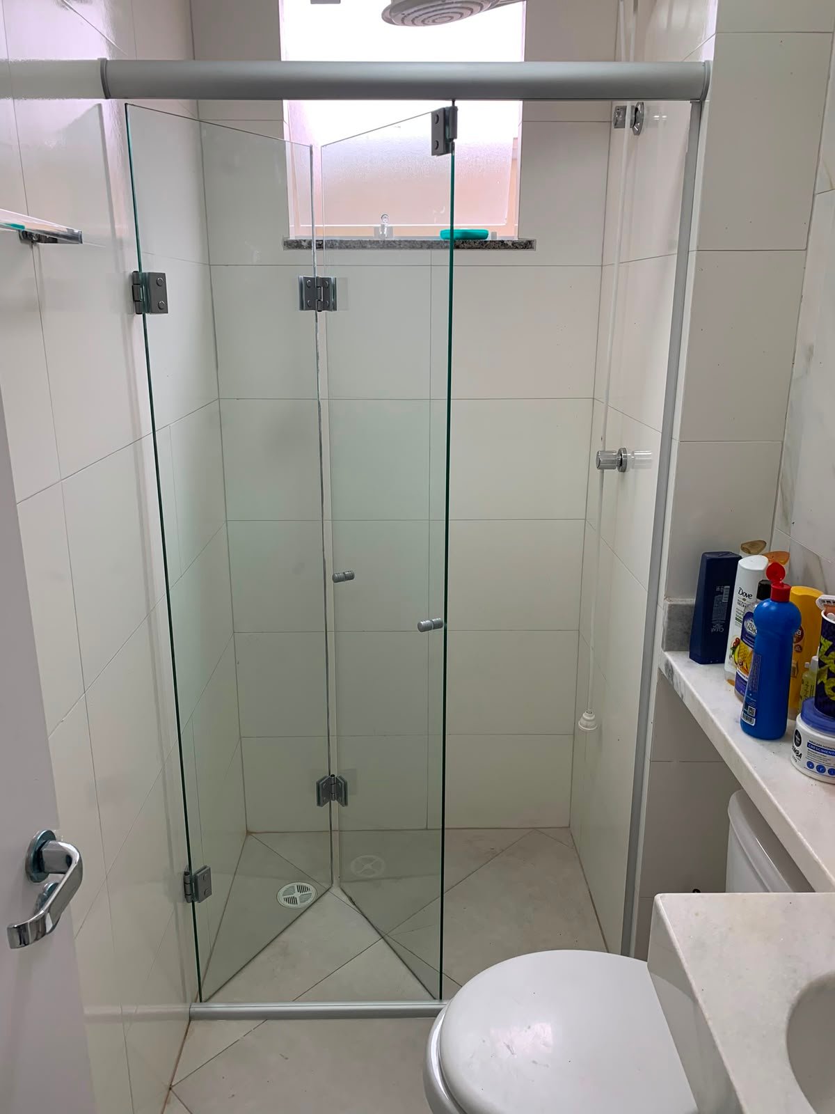 Box de correr em vidro fumê com perfil branco