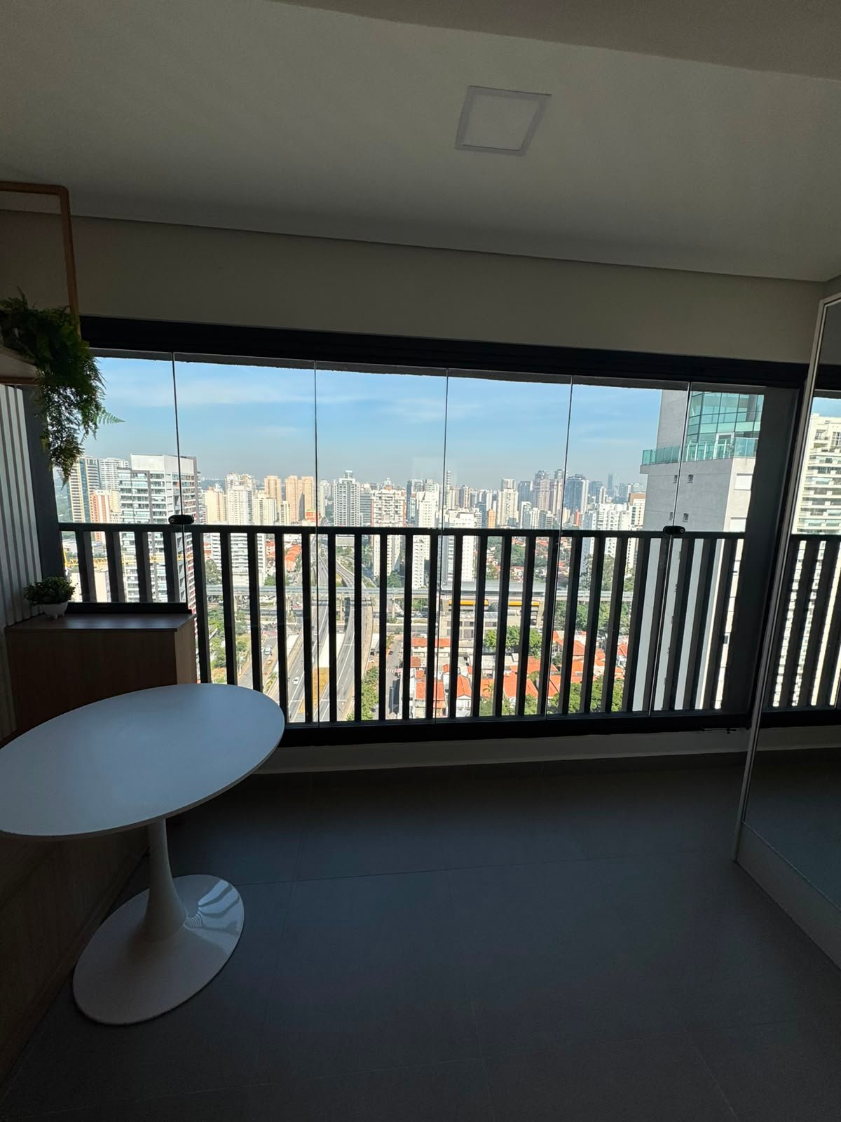 Varanda envidraçada em apartamento moderno